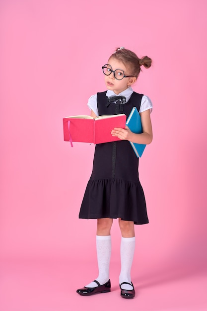 Menina bonitinha com óculos e livros