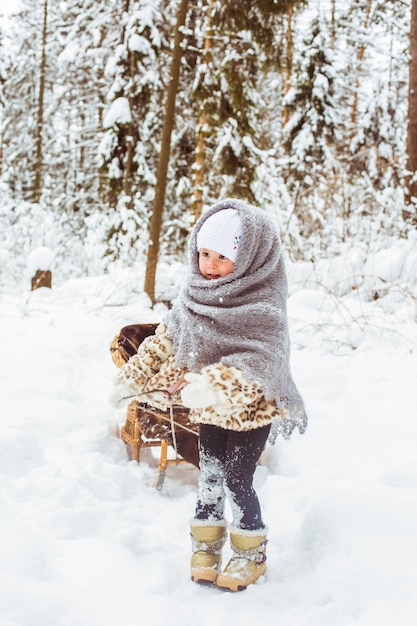 Menina bonitinha com roupas quentes no inverno