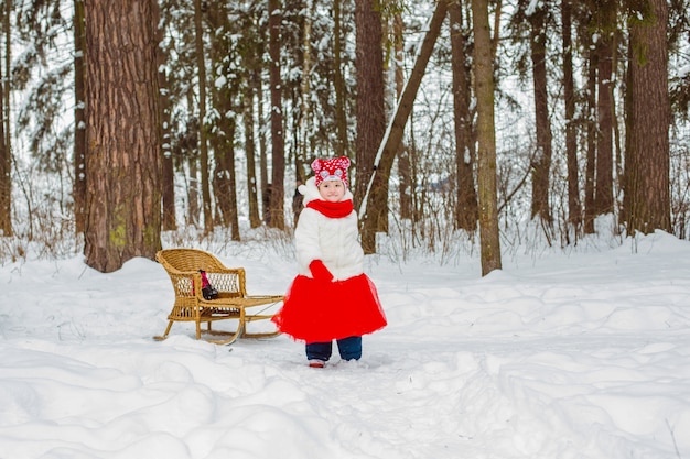 Menina bonitinha com roupas quentes no inverno