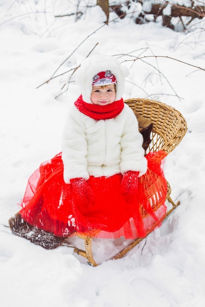 Menina bonitinha com roupas quentes no inverno