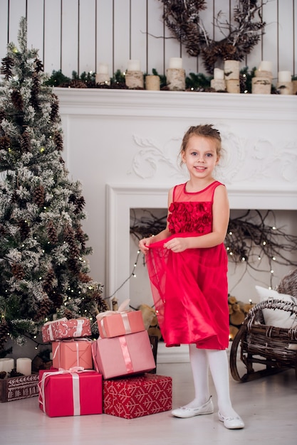 Menina bonitinha com seus presentes de natal