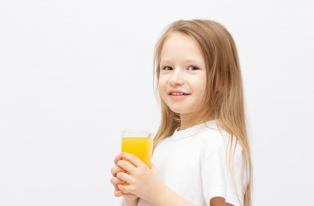 Menina bonitinha com suco de laranja no espaço da cópia da bandeira branca