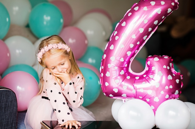 Menina bonitinha comemorando aniversário em casa