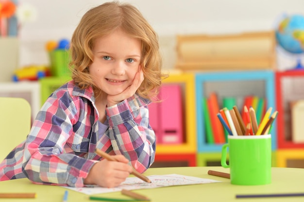 Menina bonitinha desenhando no quarto dela