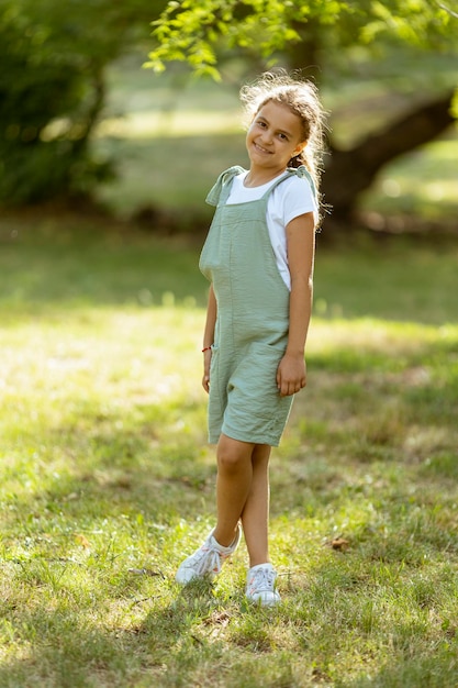 Menina bonitinha em pé no parque