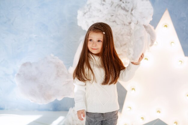 Menina bonitinha em quarto decorado de inverno