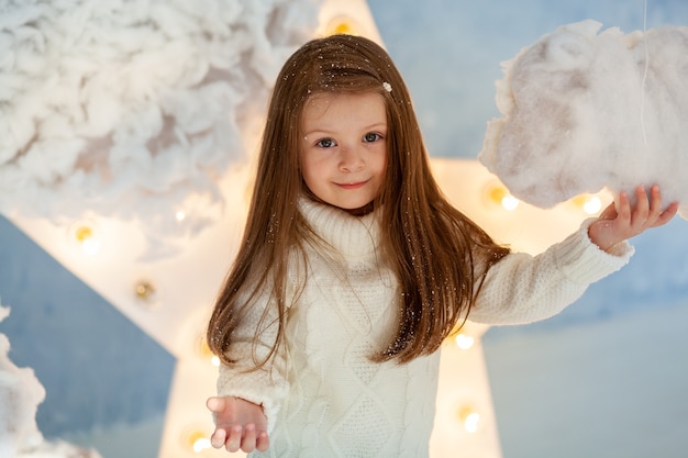 Menina bonitinha em quarto decorado de inverno