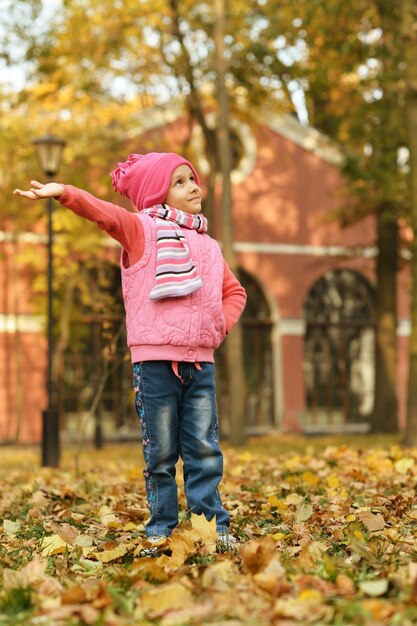 Menina bonitinha em um parque de outono