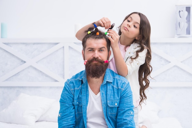 Menina bonitinha estilo infantil barbudo cabelo hipster dentro de casa cabeleireiro