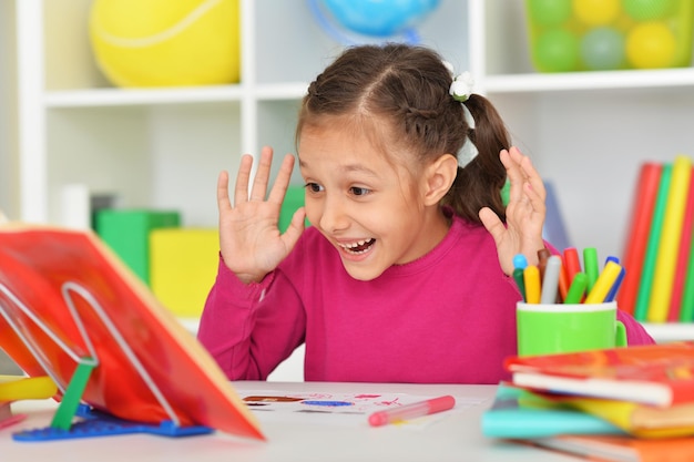 Foto menina bonitinha estudando em casa