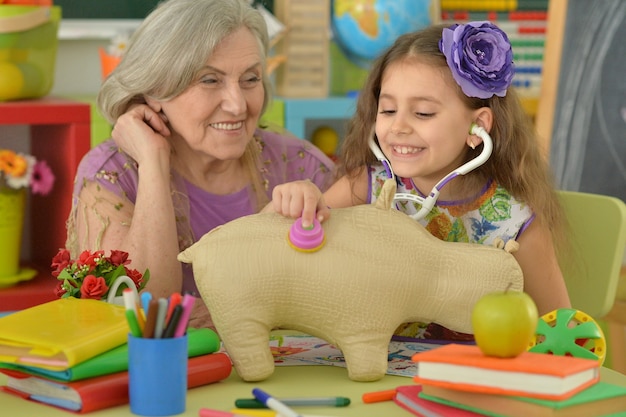 Menina bonitinha fazendo arte com a vovó