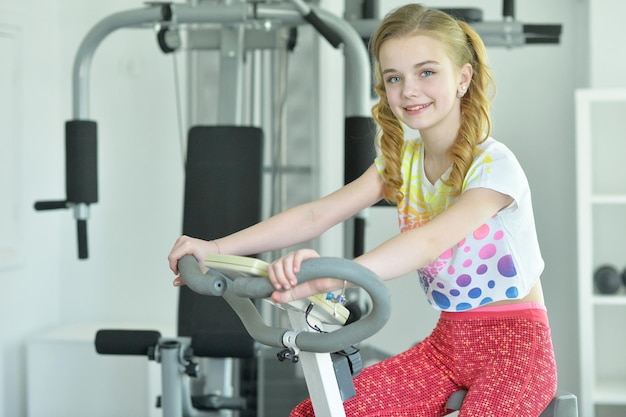 Menina bonitinha fazendo exercícios na esteira