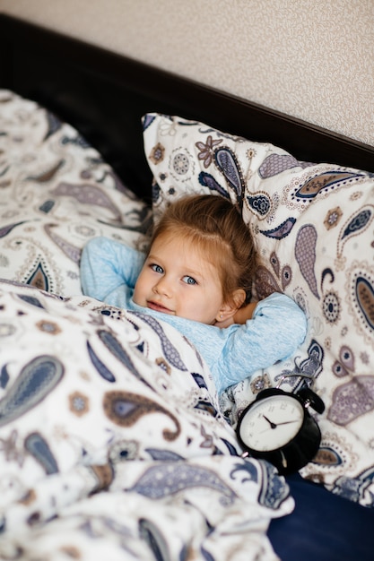 Foto menina bonitinha ficar na cama