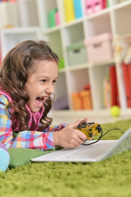 Menina bonitinha jogando videogame