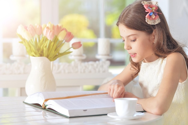 Menina bonitinha lendo livro