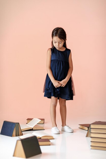 Menina bonitinha lendo um livro