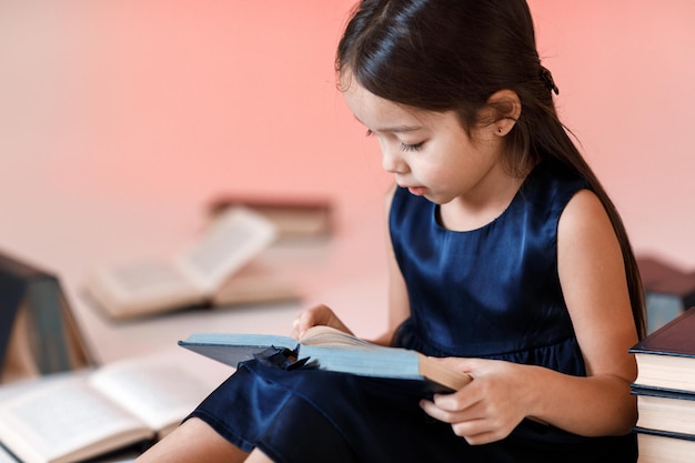 Menina bonitinha lendo um livro