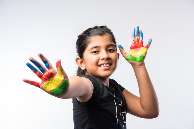 Menina bonitinha mostrando mão pintada ou palma colorida