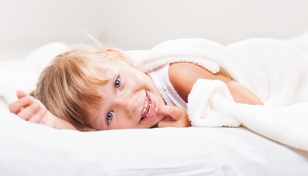 Menina bonitinha na cama.