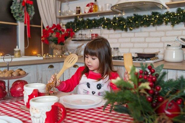 menina bonitinha na cozinha no natal