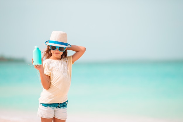 Menina bonitinha na praia durante as férias de verão