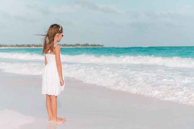 Menina bonitinha na praia durante as férias de verão