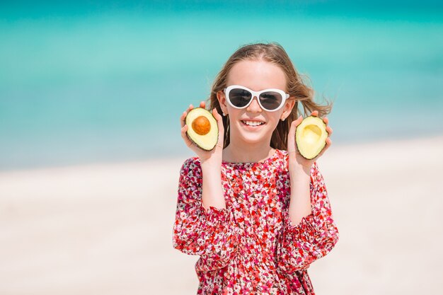 Menina bonitinha na praia durante as férias de verão