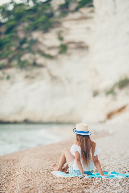 Menina bonitinha na praia durante as férias de verão