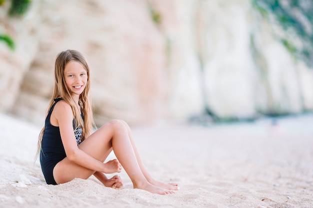 Menina bonitinha na praia durante as férias de verão