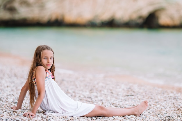 Menina bonitinha na praia durante as férias de verão