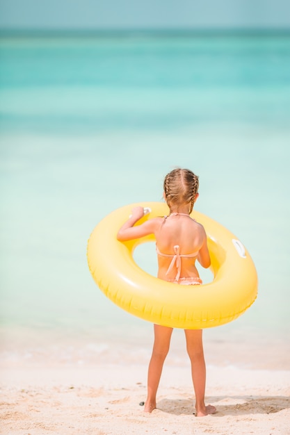 Menina bonitinha na praia durante férias nas Caraíbas