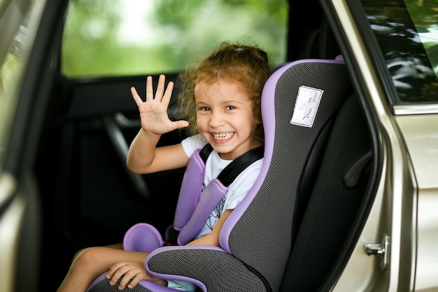 Menina bonitinha no carro. jornada. período de férias.