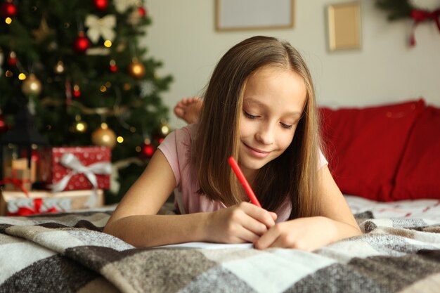 Menina bonitinha no interior da casa de natal