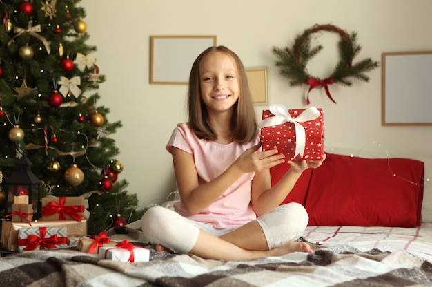 Menina bonitinha no interior da casa de natal