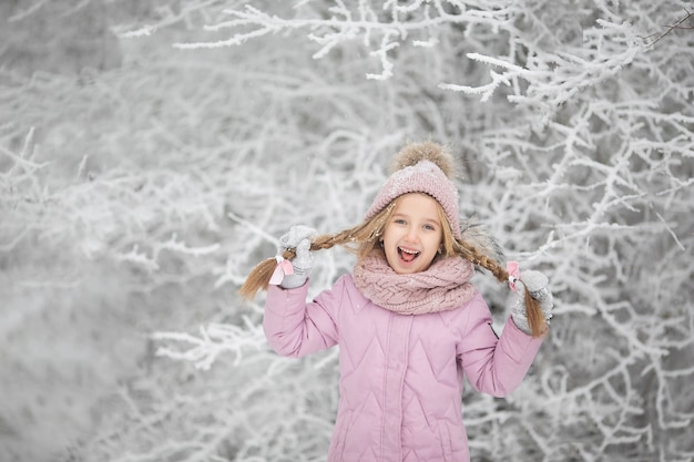 Foto menina bonitinha no inverno na rua antes do ano novo na neve