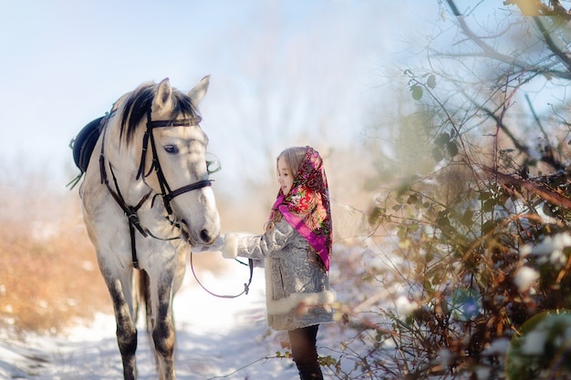 Foto menina bonitinha no inverno na rua antes do ano novo na neve