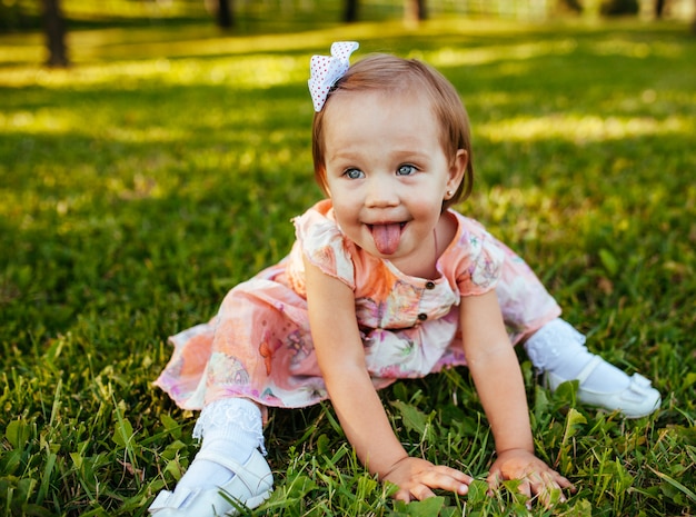 Menina bonitinha no Prado em dia de verão.