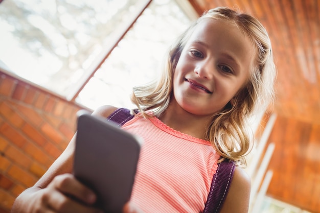 Menina bonitinha olhando para seu smartphone