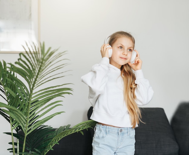 Menina bonitinha ouvindo música em fones de ouvido