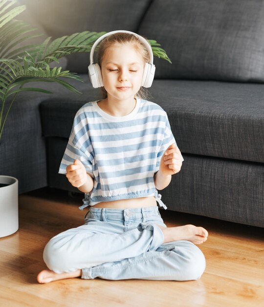 Menina bonitinha ouvindo música em fones de ouvido