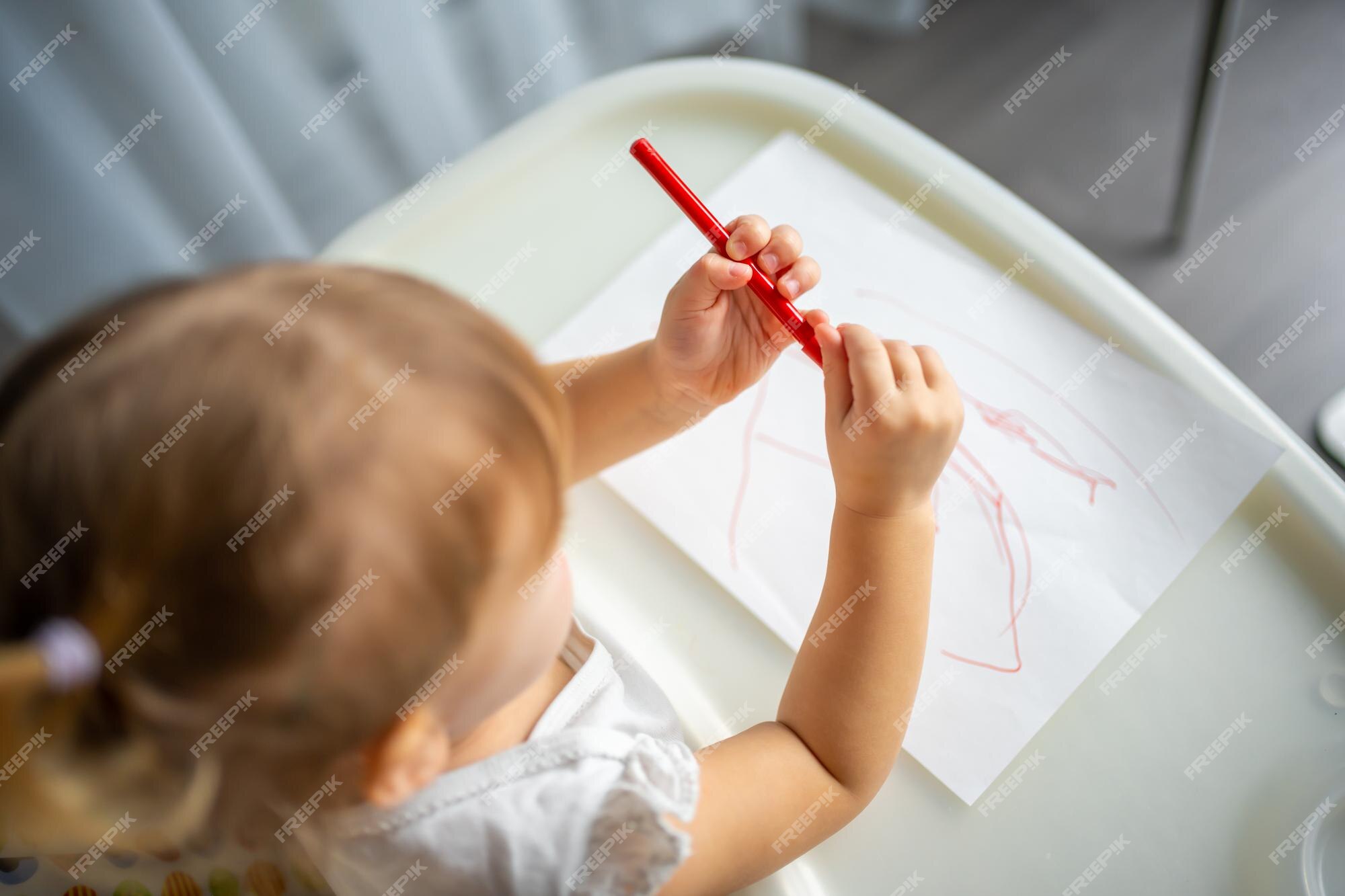 Menina bonitinha pintando com caneta de feltro em casa jogos criativos para  crianças ficar em casa entretenimento