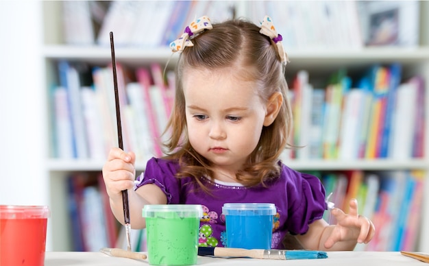 Menina bonitinha pintando no fundo