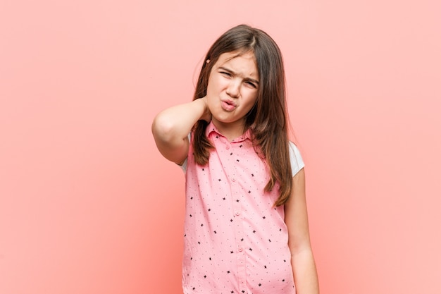 Foto menina bonitinha que sofre de dor de garganta devido ao estilo de vida sedentário.