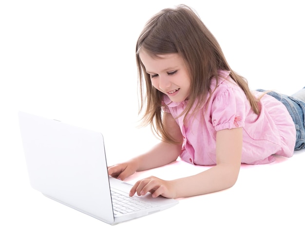 menina bonitinha usando laptop isolado no fundo branco