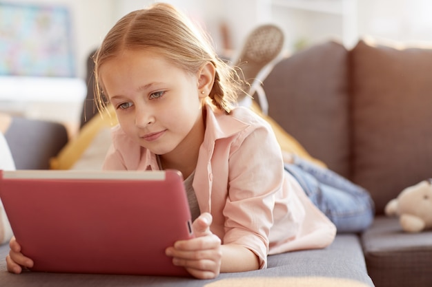 Menina bonitinha usando tablet