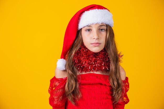 Menina bonitinha vestida para a noite de natal