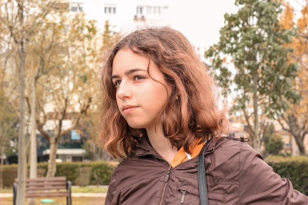 Menina bonito adolescente sério lá fora no parque