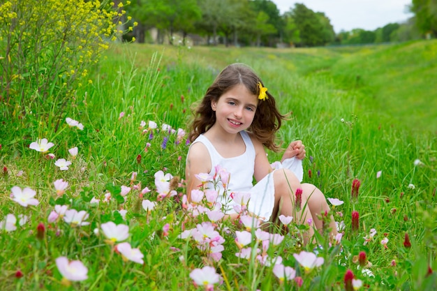 menina bonito de crianças na primavera Prado com flores de papoula