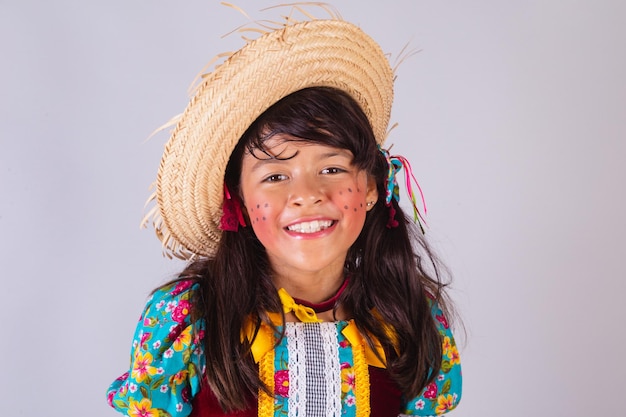 Menina brasileira com expressões de roupas de festa junina em close