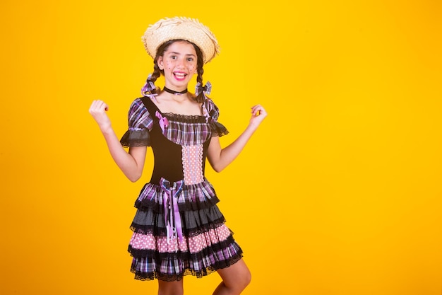 Foto menina brasileira com roupas da festa junina arraial festa de são joão retrato horizontal celebrando a vibração